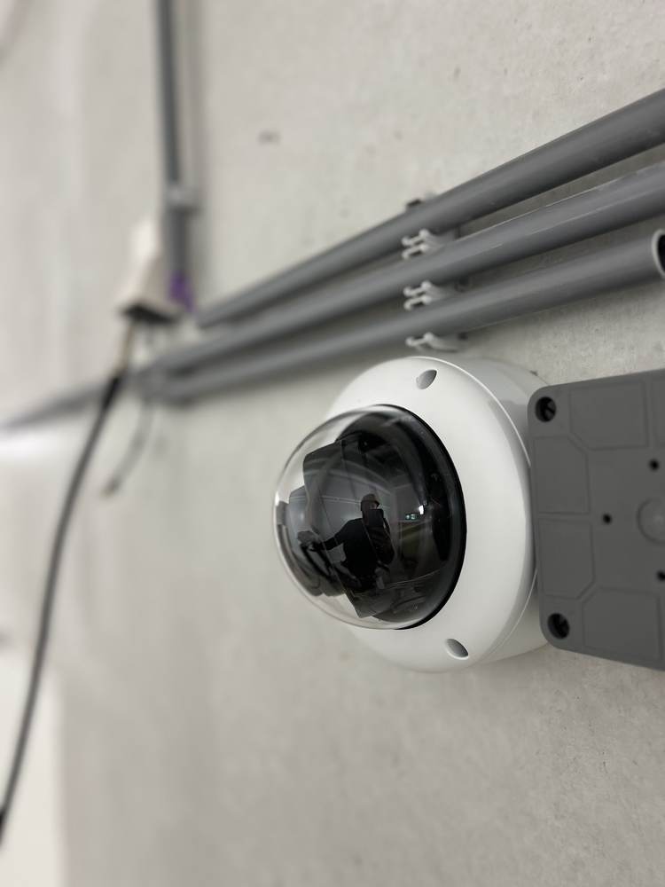 UniFi dome-camera met bekabeling netjes weggewerkt in leidingwerk