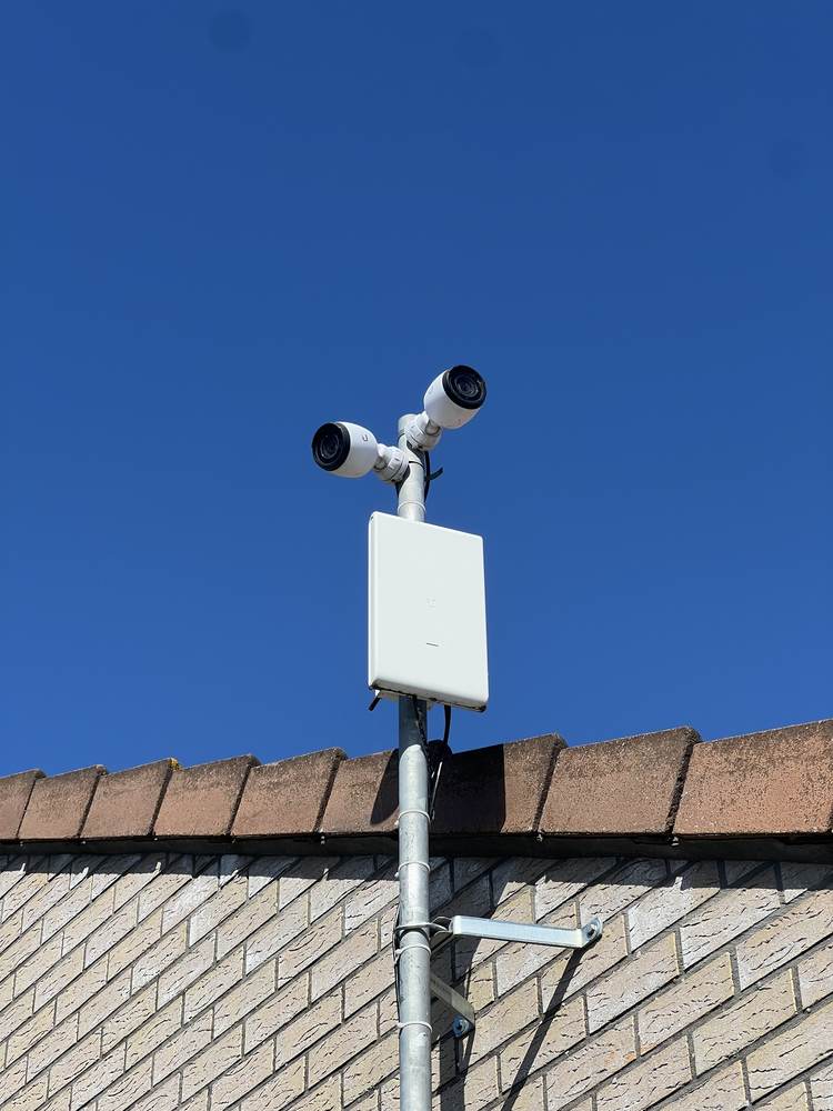 UniFi camera's en een draadloze point-to-point verbinding op een dak