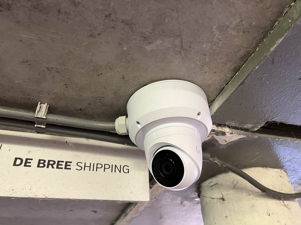 UniFi camera bij een laad- en losdock van een bedrijfspand