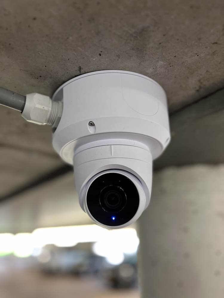 UniFi dome-camera aan het plafond van een parkeergarage