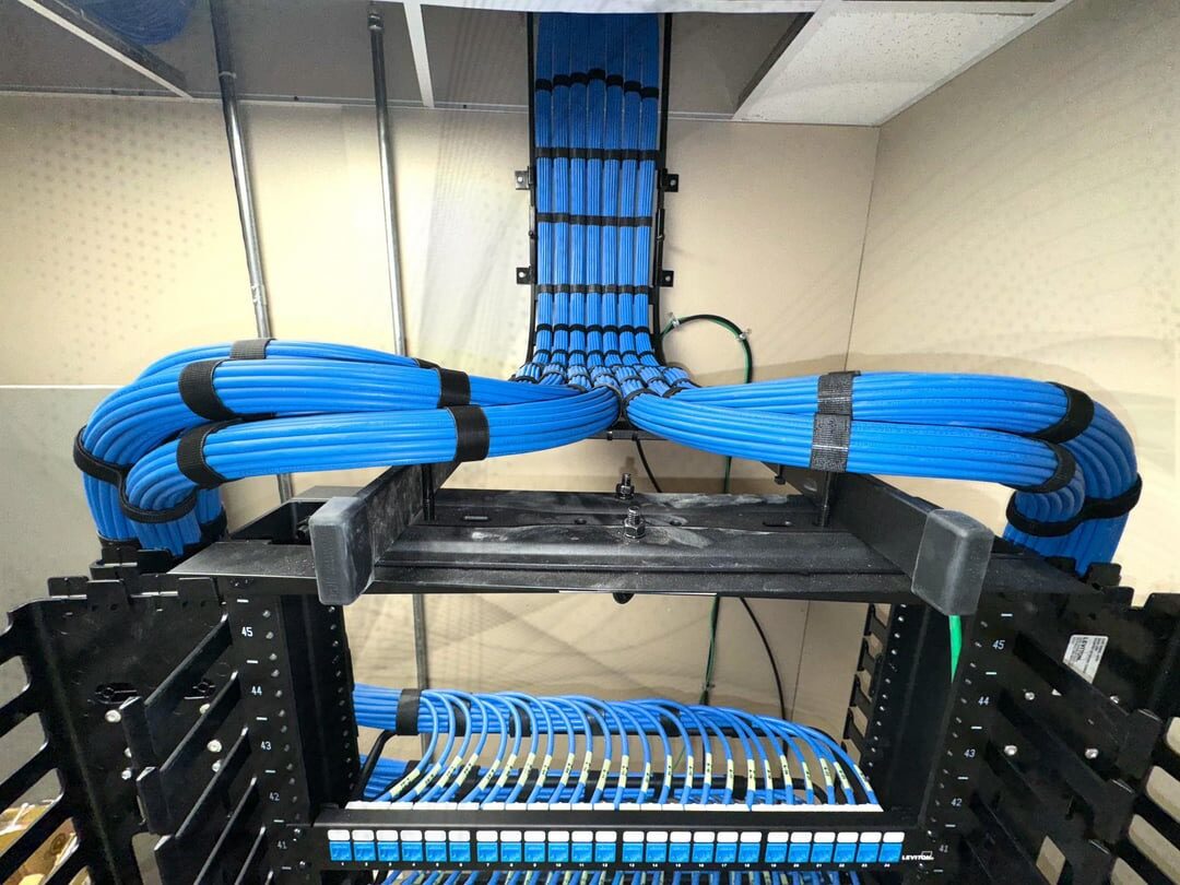 Netjes gebundelde Cat6-bekabeling boven een patchpaneel