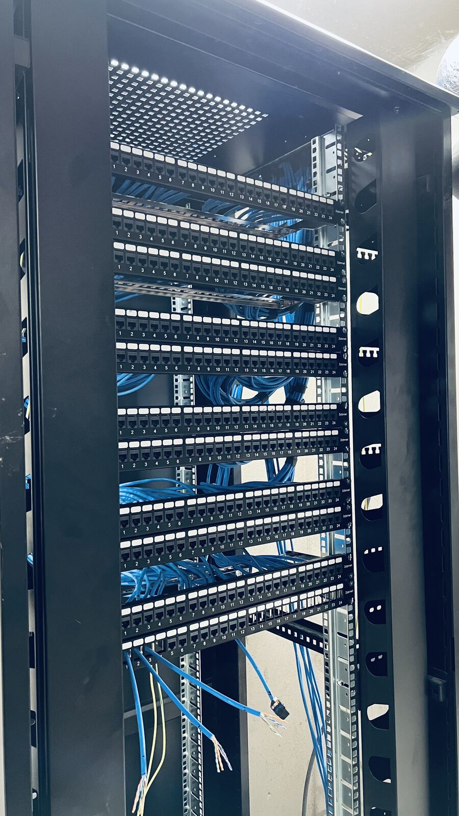 Volledig bekabelde 19-inch rack met meerdere patchpanelen
