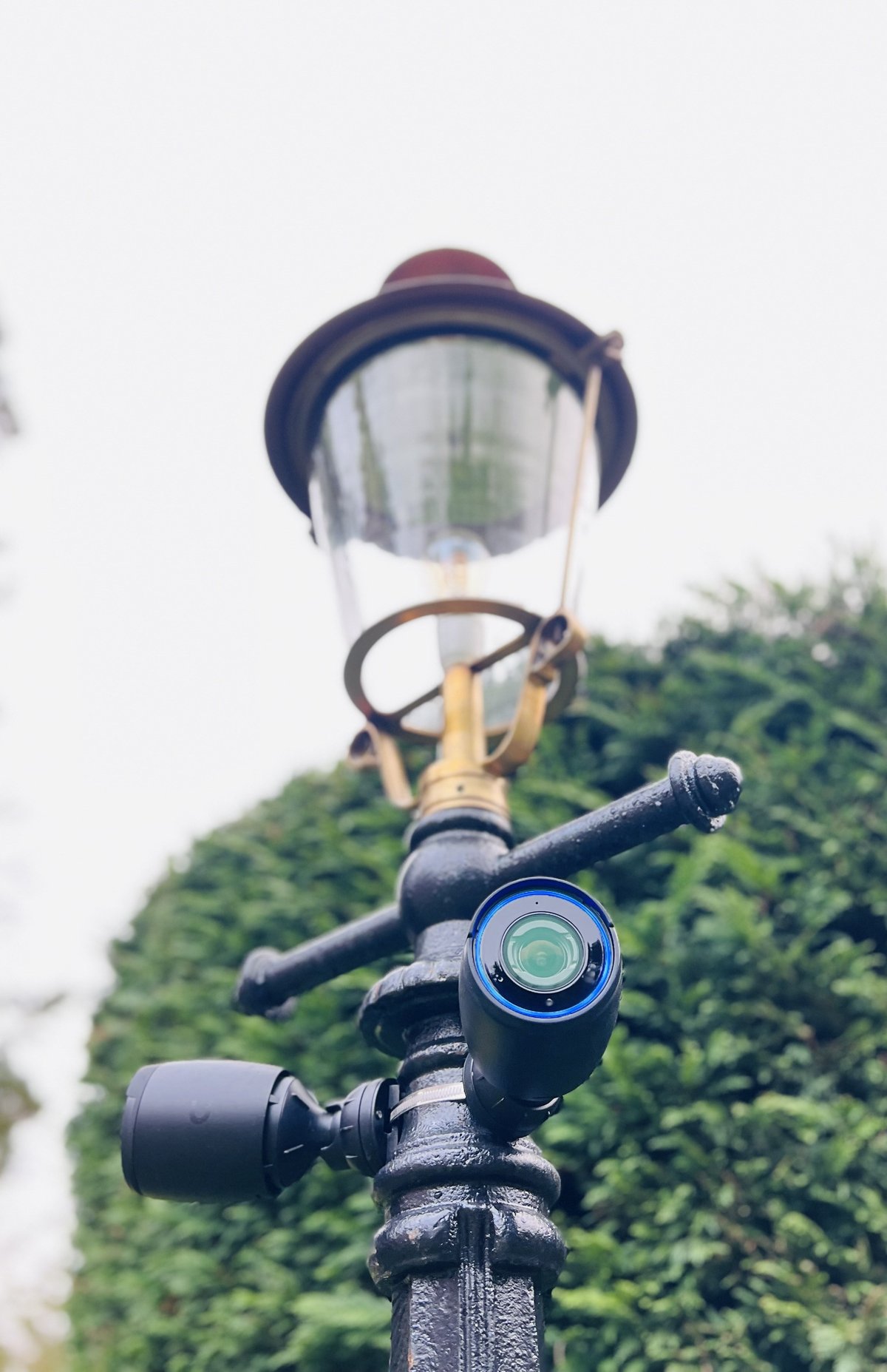 UniFi buitencamera bevestigd aan een lantaarnpaal, camerabeveiliging Delft