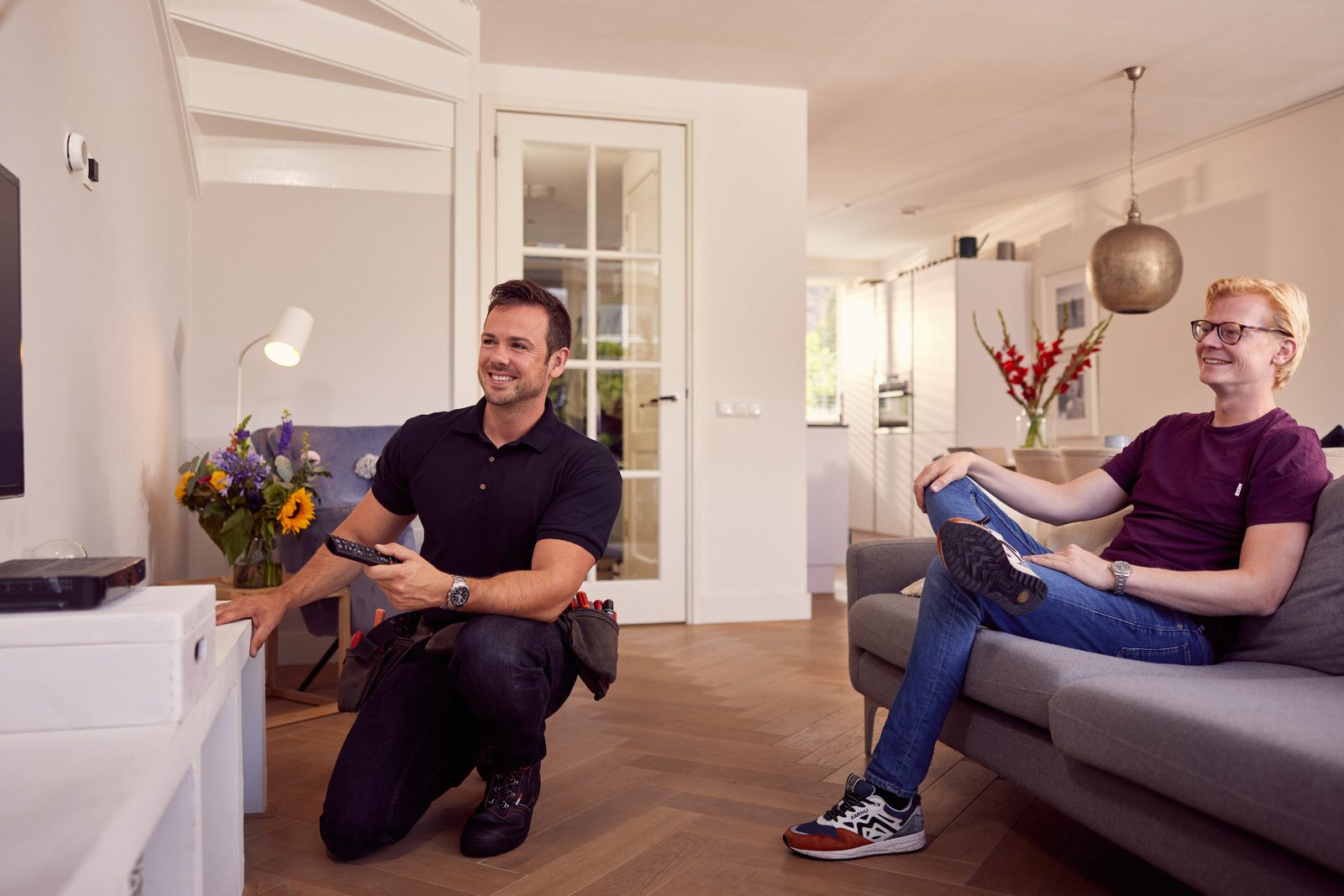 Installatie bij een klant thuis in de woonkamer