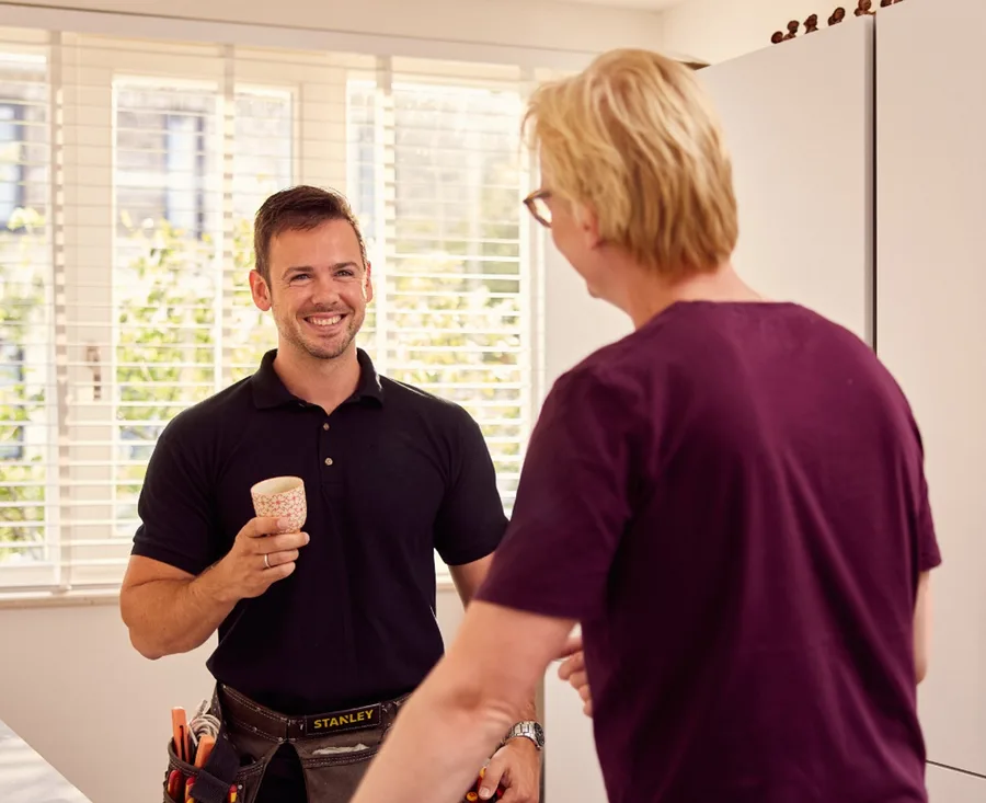 Even bijpraten met de klant tijdens de installatie