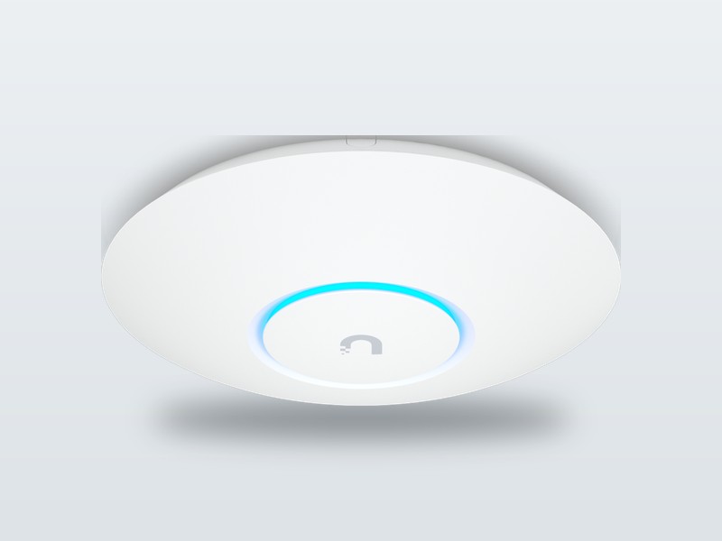 UniFi U6+ wifi-accesspoint aan het plafond