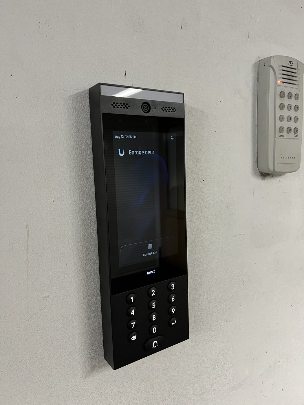 UniFi Access-lezer met de app-toegang tot de garagedeur op het scherm