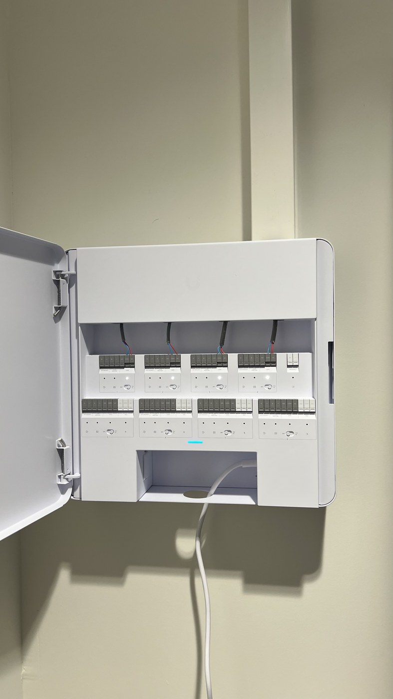 Geopende UniFi Access deurcontroller met bekabeling voor meerdere deuren