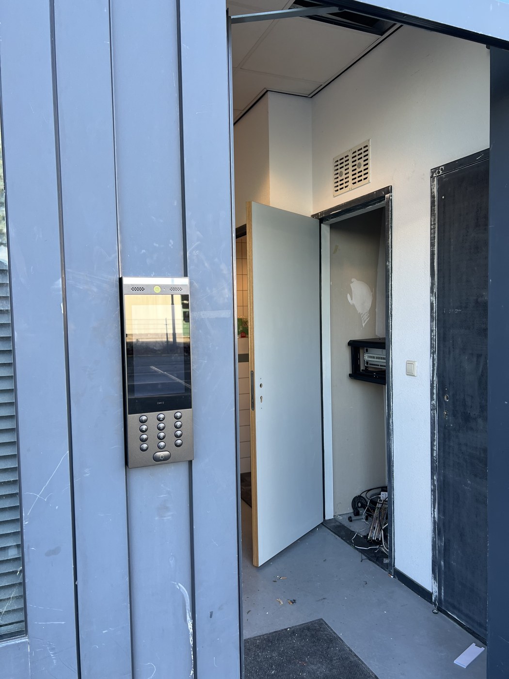 UniFi Access-lezer aangesloten op het netwerk bij de meterkast