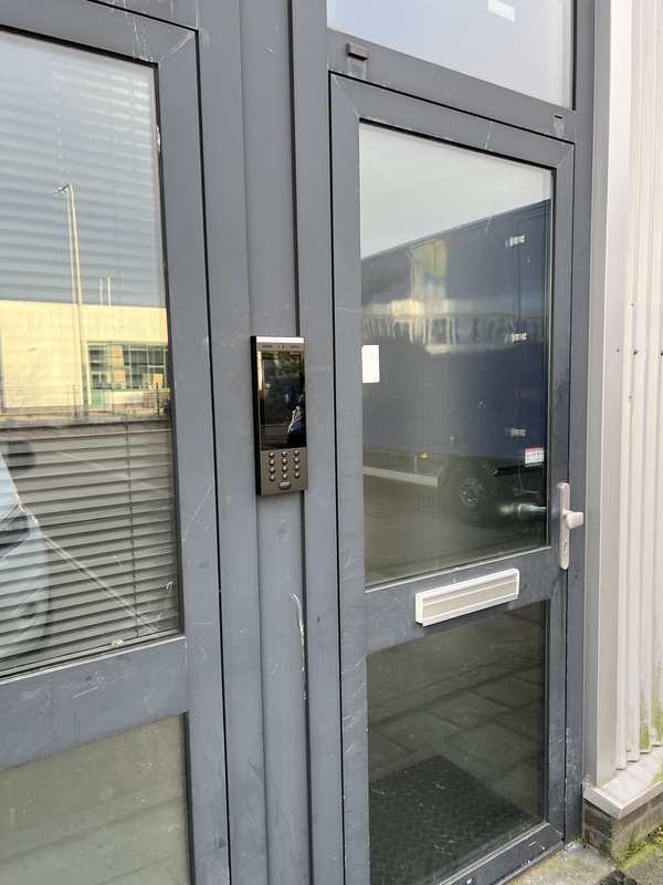 UniFi Access-lezer geïntegreerd in het kozijn van een bedrijfsentree