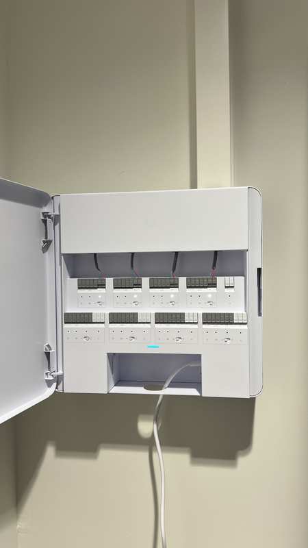 Geopende UniFi Access Hub met acht kanalen bekabeling voor meerdere deuren