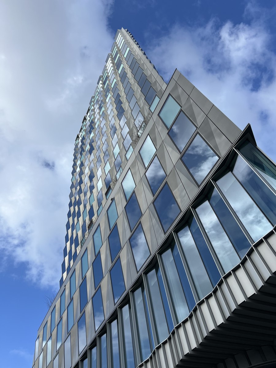 Modern bedrijfspand op een bedrijventerrein