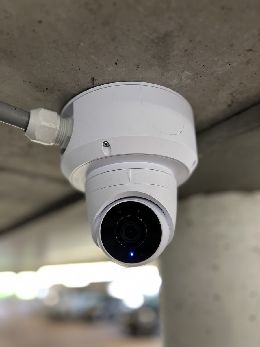 UniFi dome camera gemonteerd in een gemeenschappelijke ruimte van een VvE