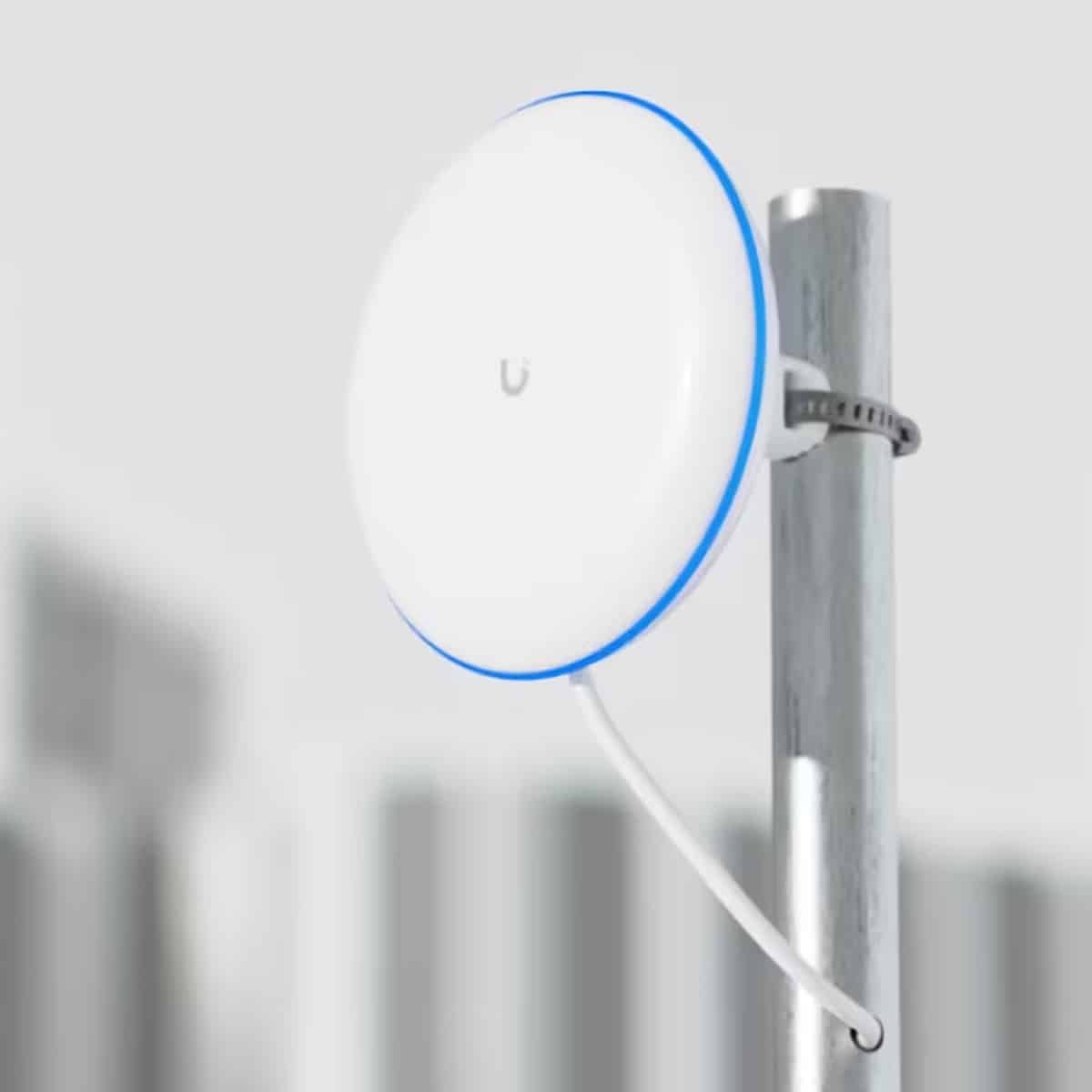 UniFi schotel voor een point-to-point wifi-verbinding, gemonteerd op een paal